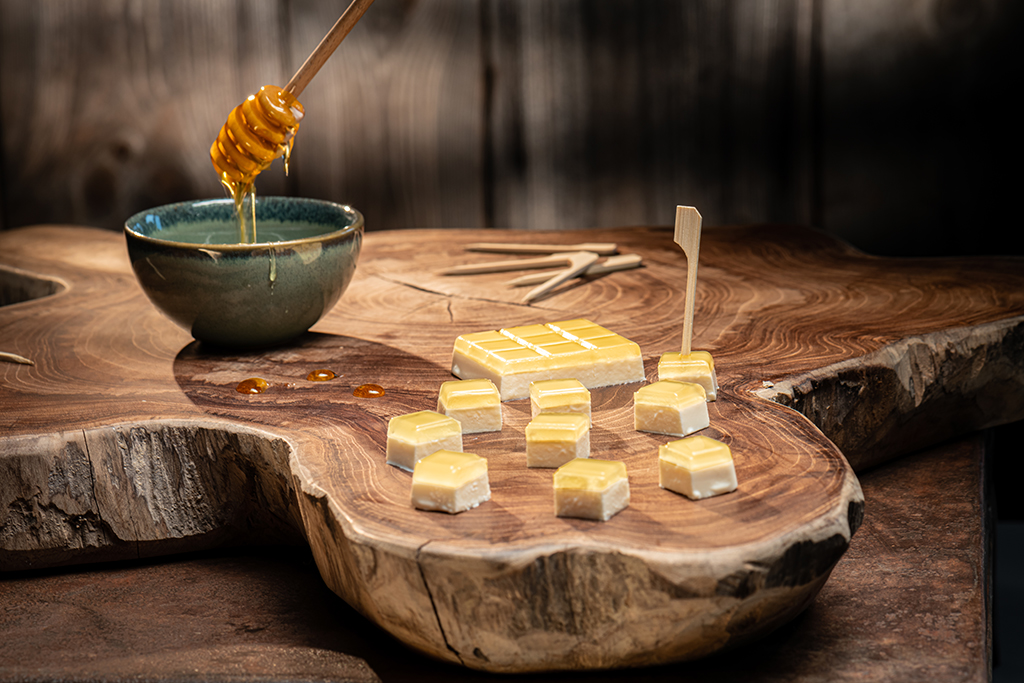De aangenaam zoete en lichte combinatie van honing en kaas valt bij iedereen in de smaak. Een zachte mix die de eetlust opwekt.